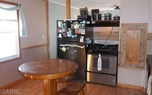 4th image of 505 Claremont St