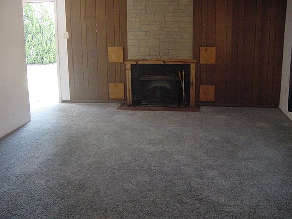 4th image of 924 W 17th Ln