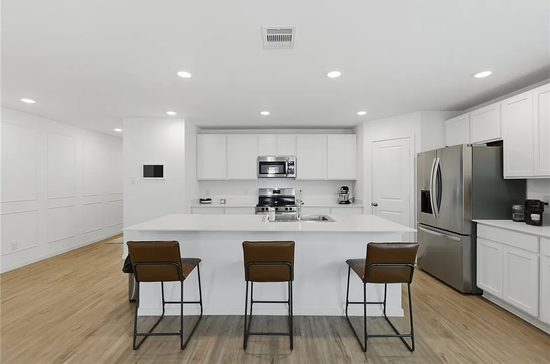 4 bed, 1804 sqft, $2,300 — Photo 2