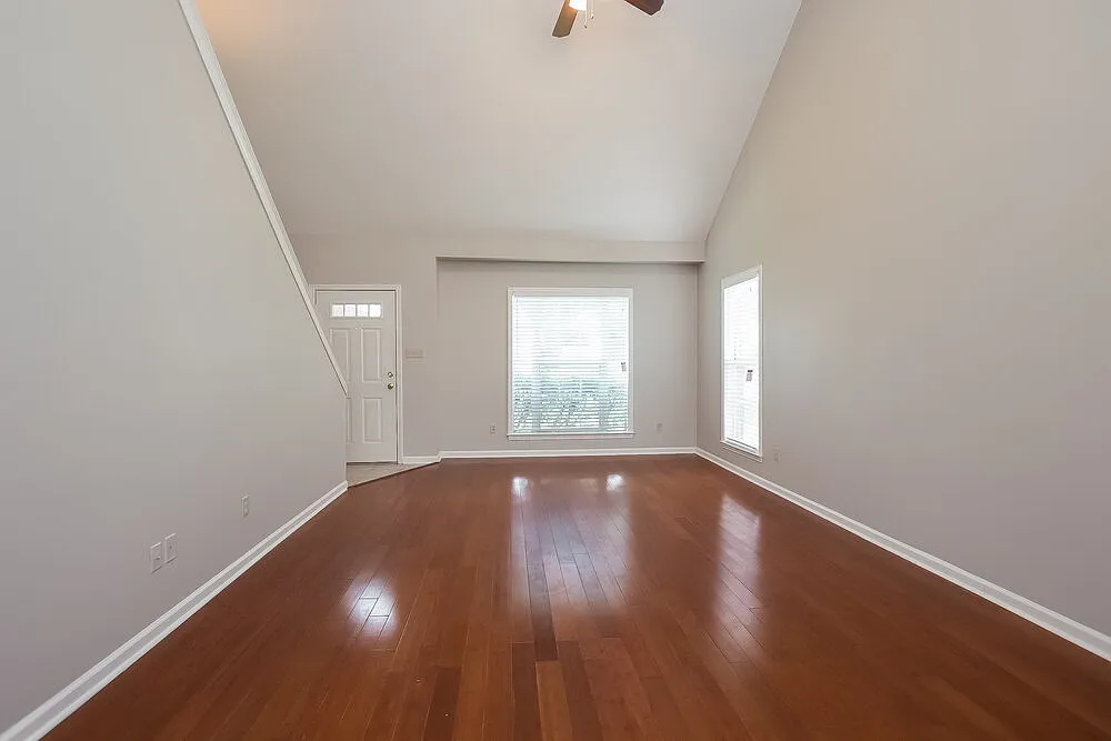 4 bed, 2.5 bath, 1913 sqft, $2,990 — Photo 2