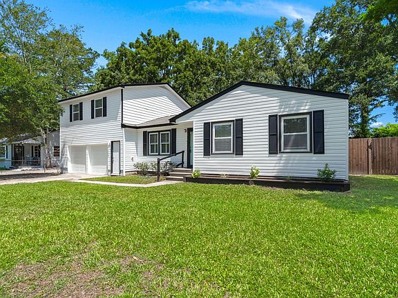3rd image of 2720 N Oakridge Cir