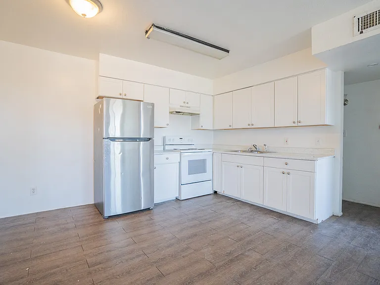 1703 W Mountain View Rd — Photo 8