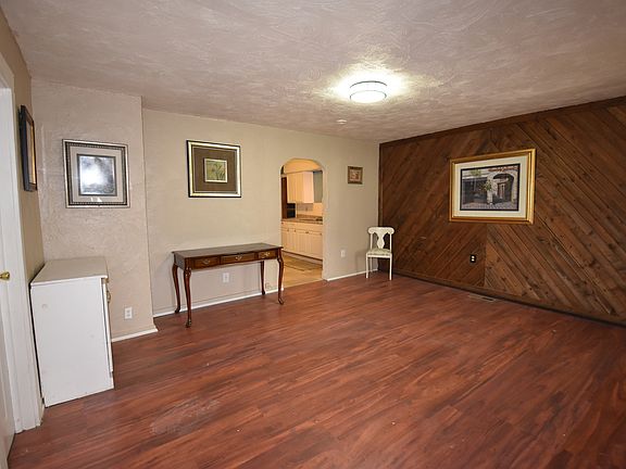 2nd image of 215 Eikenberry St