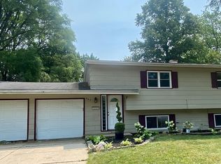 667 Elsinoor Ln, Crystal Lake, IL 60014