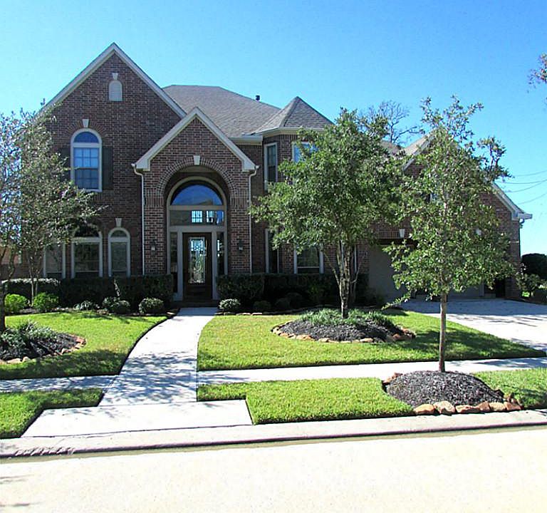 Spectacular Perry Homes, 5/4.5/3+attached garage, located by the green belt in Sienna Village of Waters Lake!