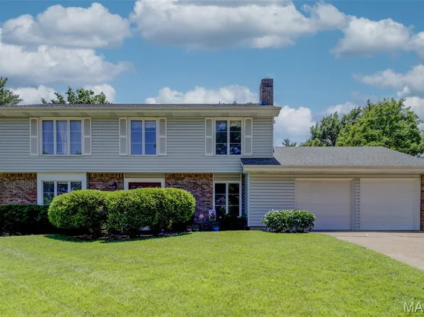 15328 Golden Rain Dr, Chesterfield, MO 63017