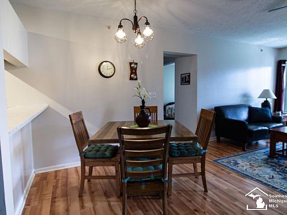 3rd image of 795 W Barrington Cir