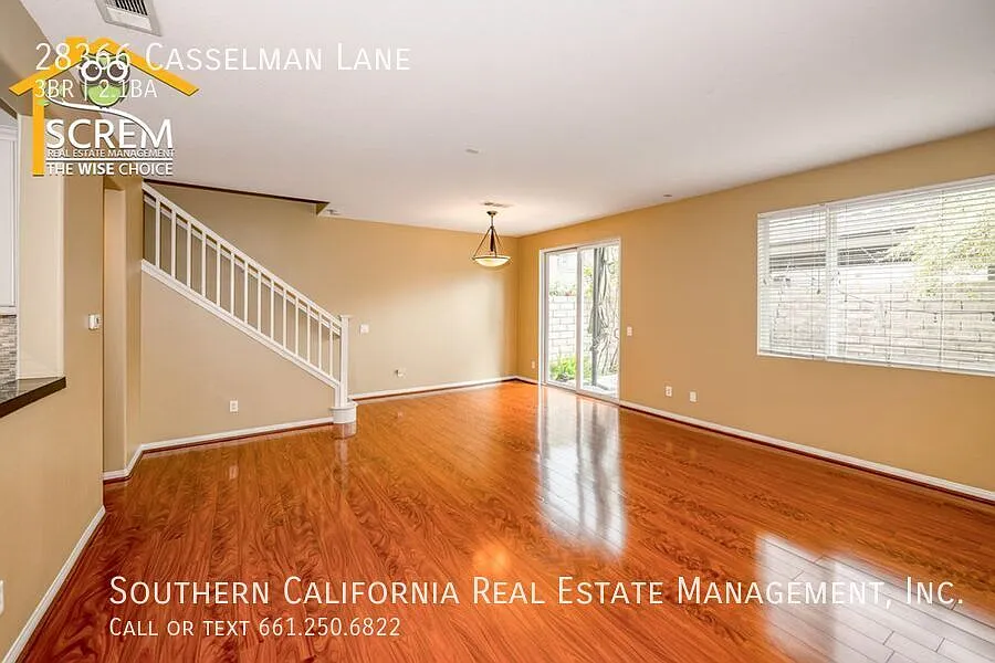 Three Bedroom Townhouse with Entertainer's Patio — Photo 2
