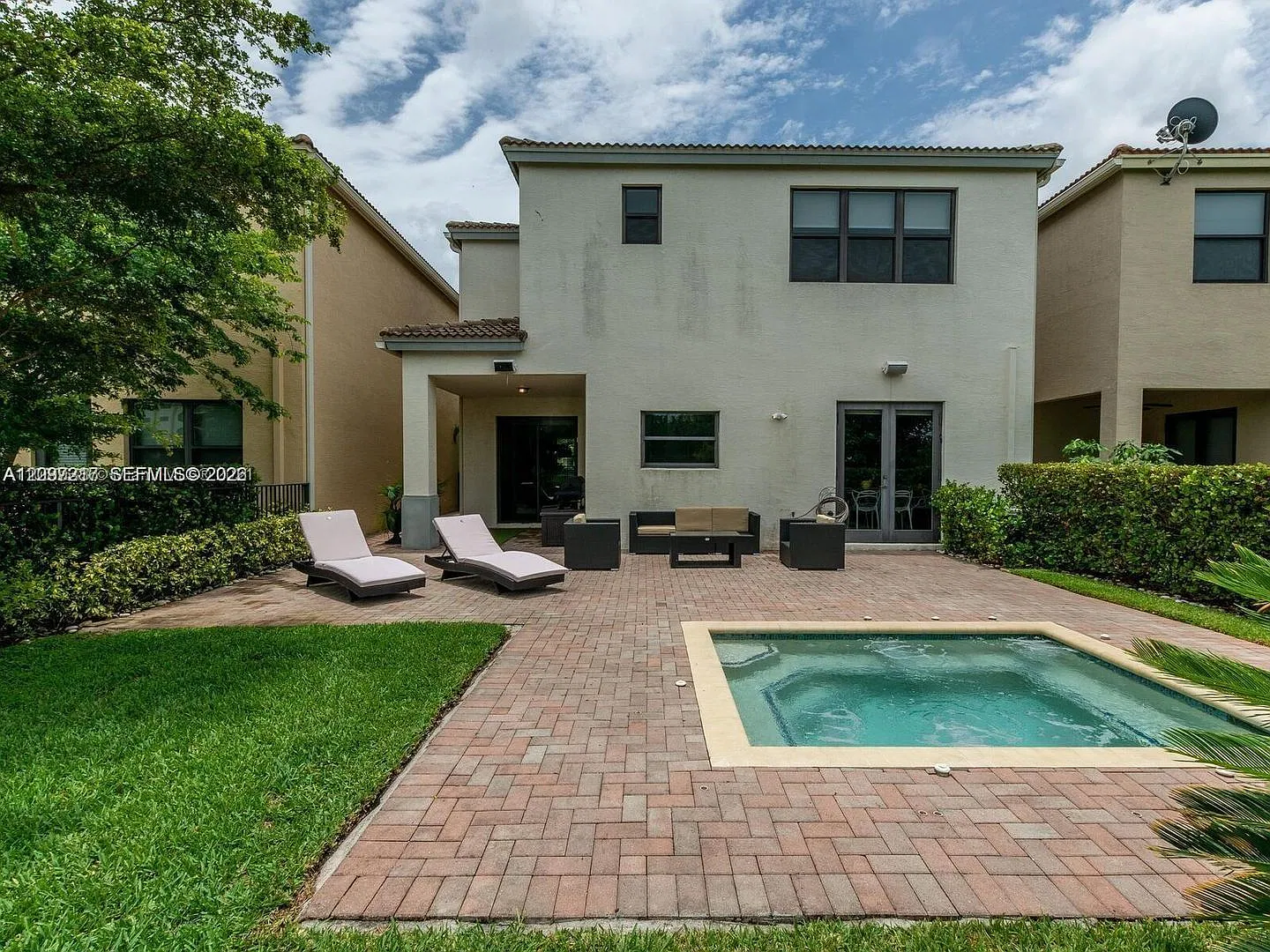 733 NE 193rd Terrace 733, Miami, FL 33179 - 3983 — Photo 1