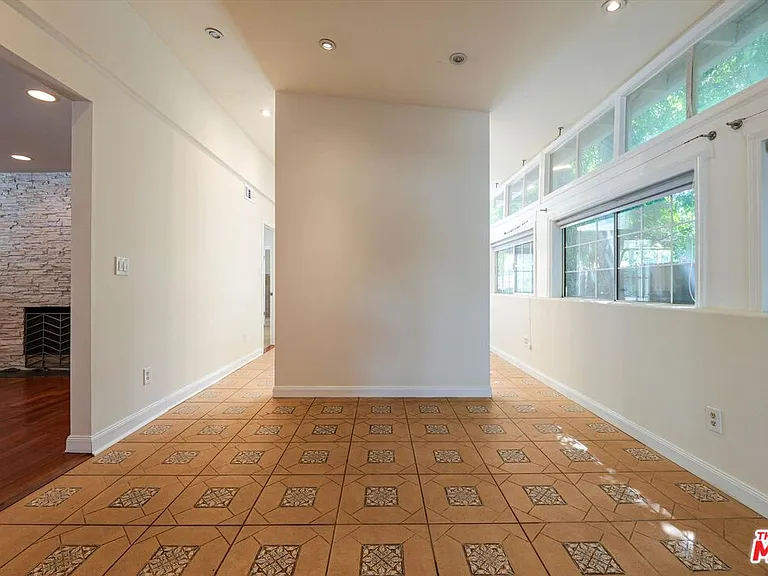 22750 Clarendon St — Photo 20
