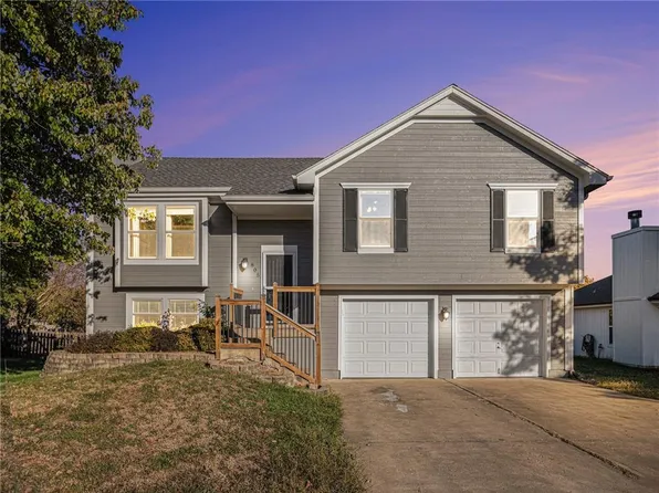 805 Woodland Dr, Grain Valley, MO 64029