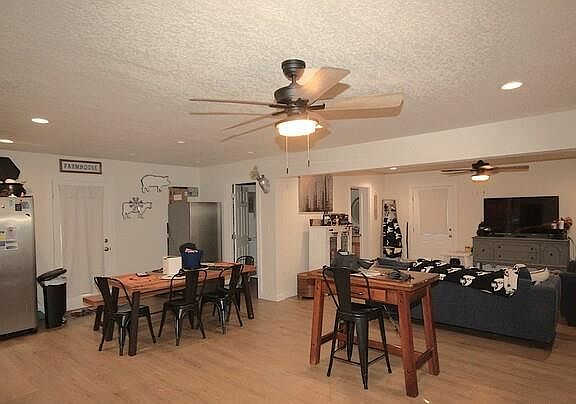 3rd image of 105 E Kathleen Dr
