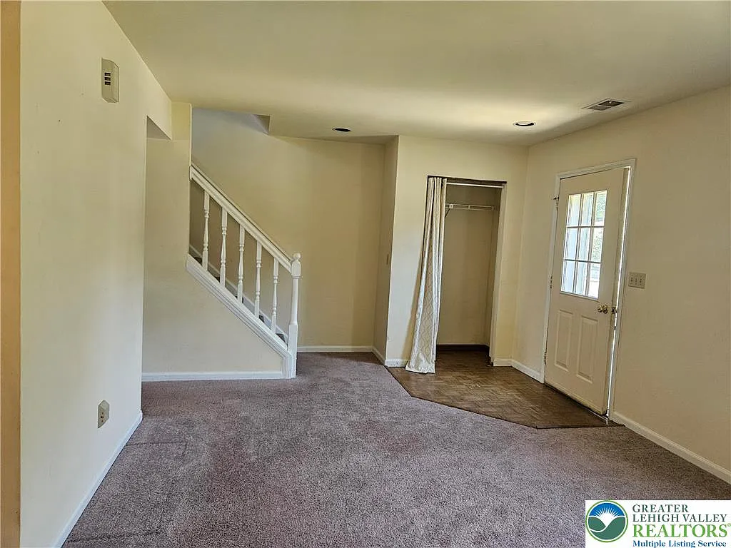 3 bed, 1.5 bath, 1472 sqft, $2,200 — Photo 2