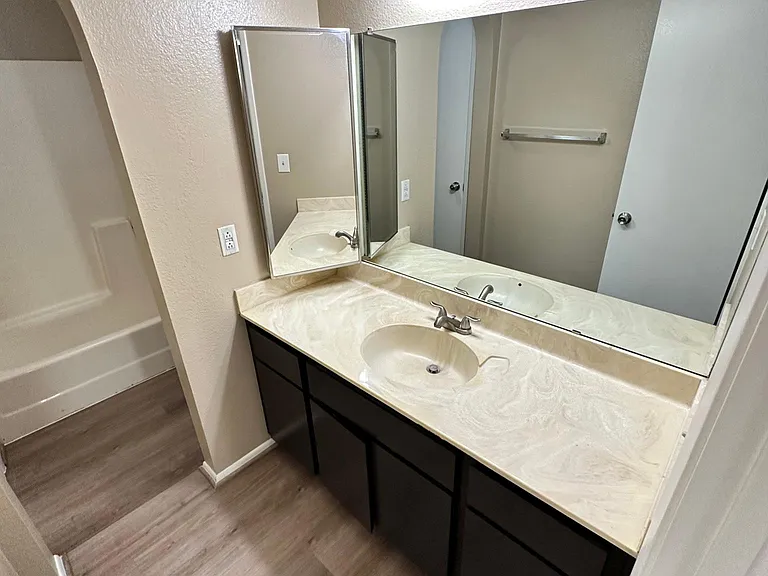 5830 N 48th Dr — Photo 16