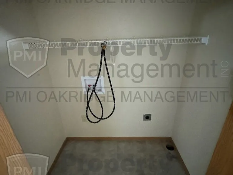 233 Elizabeth Dr — Photo 9
