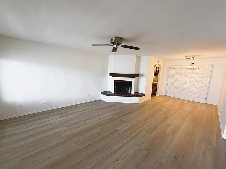 705 E Michelle Dr — Photo 3