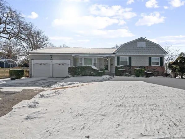 10 Angela Lane, Bay Shore, NY 11706