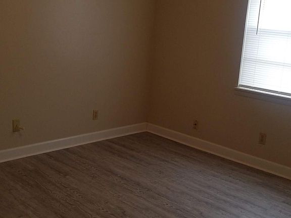 2nd image of 1120 E 9th St APT 40