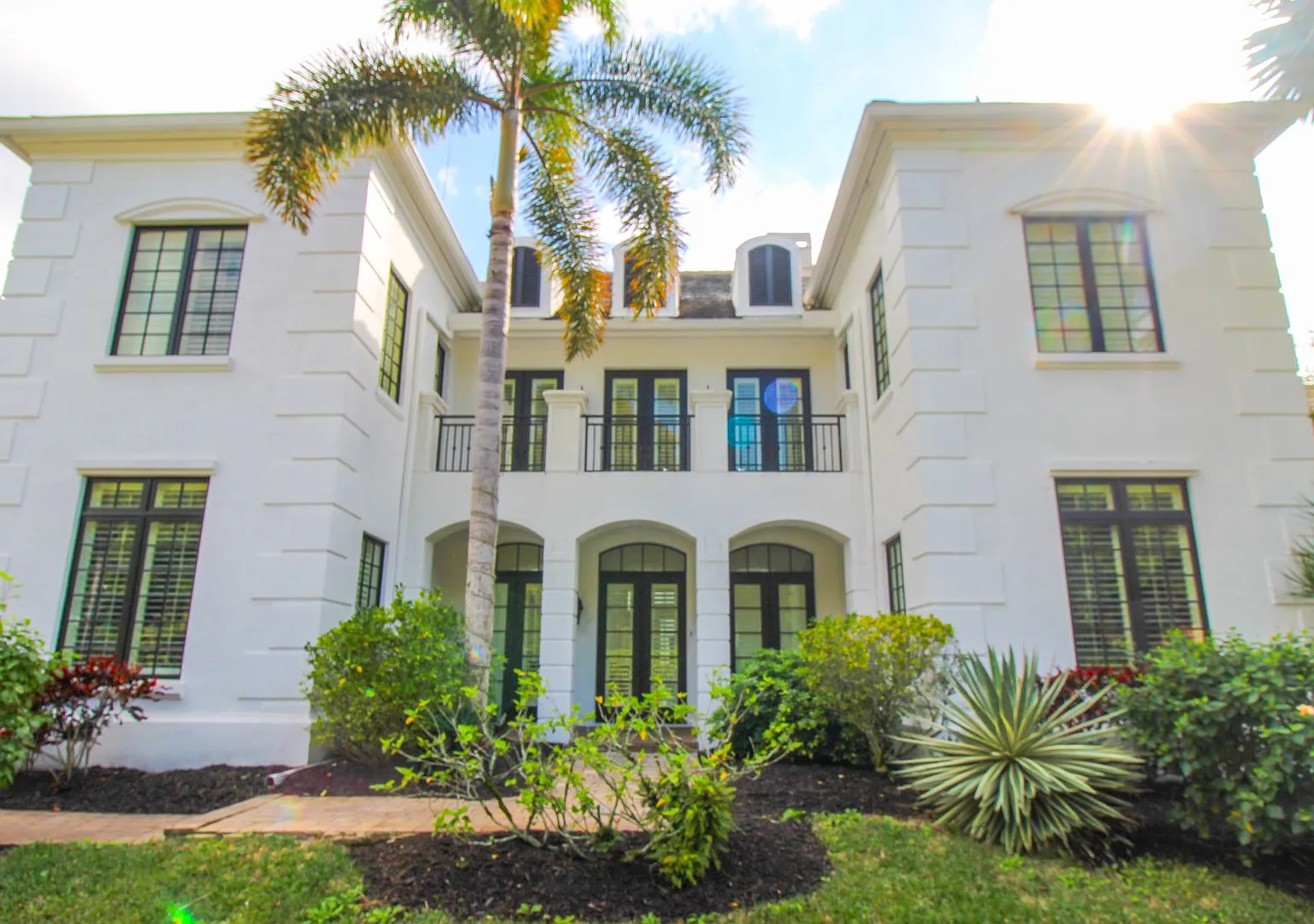 Stunning Seasonal Rental Available Stunning Pool Home — Photo 1