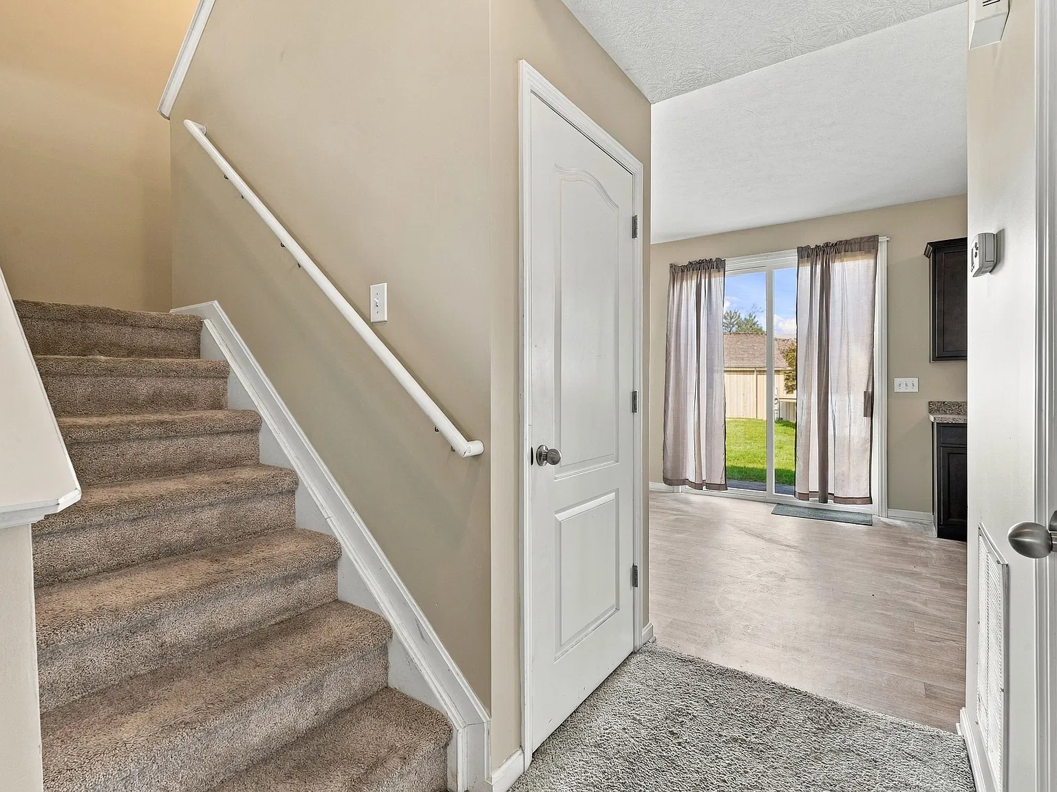 3 bed, 2.5 bath, 1922 sqft, $2,400 — Photo 2