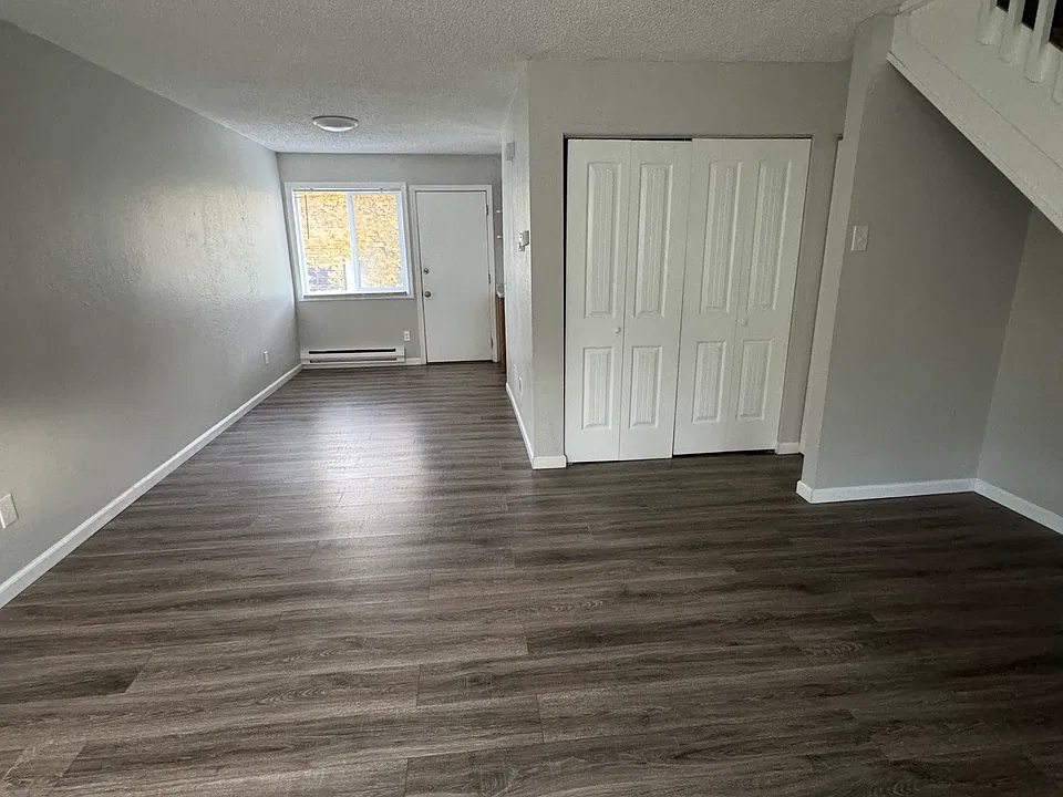 E 74th Ave