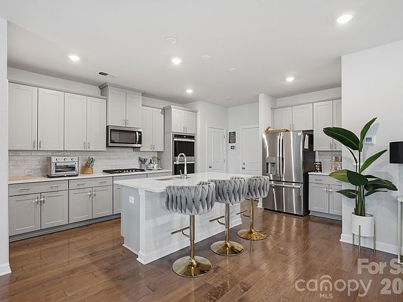 5th image of 571 Palmarosa St #130