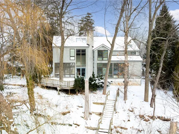 570 Shore Dr, West Henrietta, NY 14586