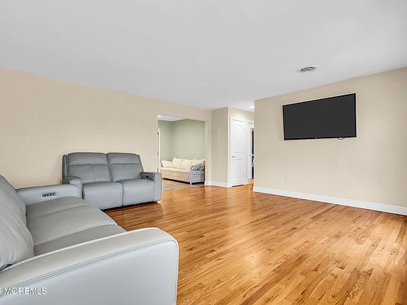 4th image of 834 E Hickory Drive