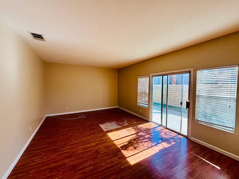 42309 Portland Ln — Photo 16