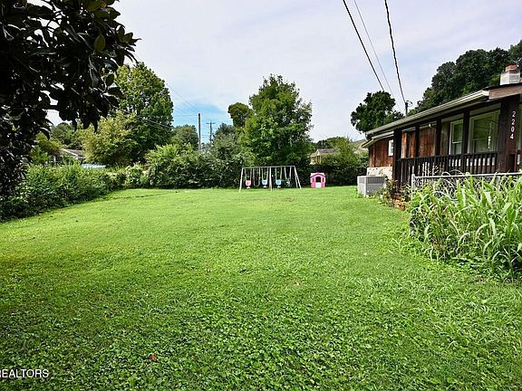 4th image of 2204 Mentor Rd