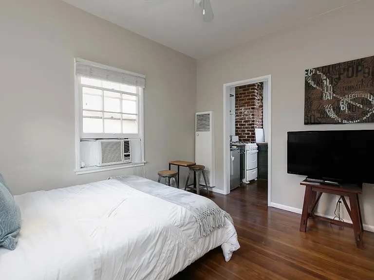 963 N Doheny Dr — Photo 2