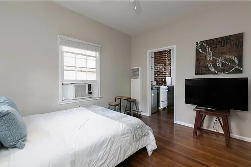 Floor plan 967 3/4 N. Doheny Dr.