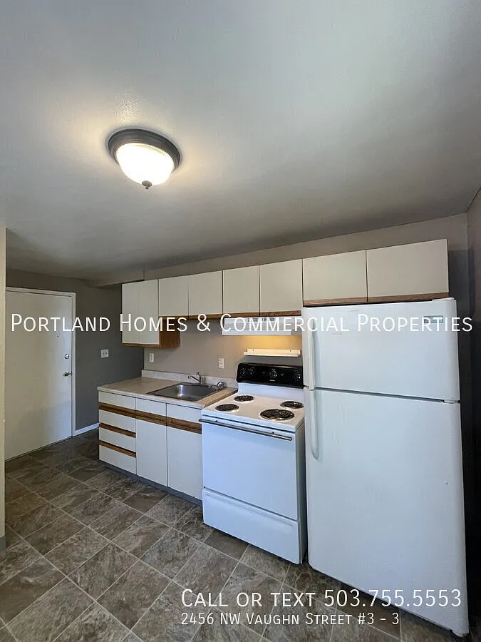 Spacious 3-Bedroom, 1.5-Bathroom Apartment in NW Portland — Photo 4