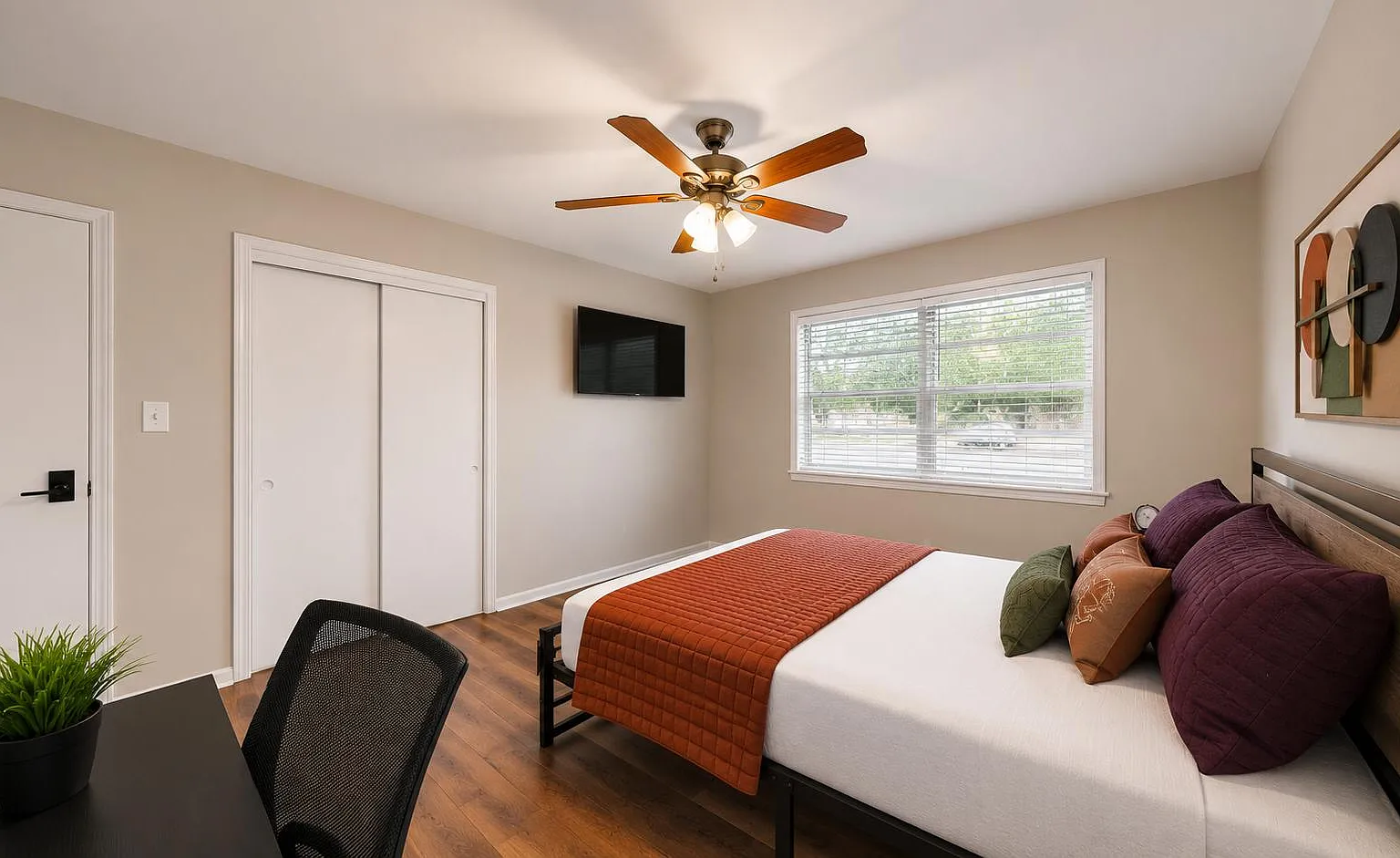 4 bed, 6.0 bath, 1960 sqft, $741 — Photo 4