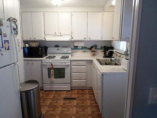 3rd image of 2515 Leisure Ln