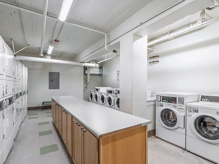 Cambridge Apartments — Photo 16