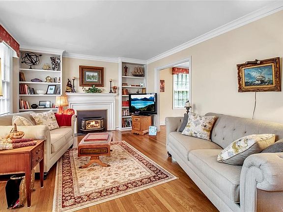 5th image of 10 Mayfair Ln