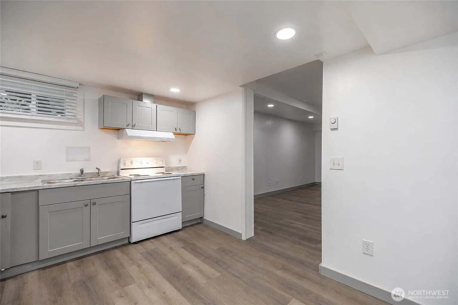 3 bed, 1.0 bath, 1200 sqft, $2,250 — Photo 2