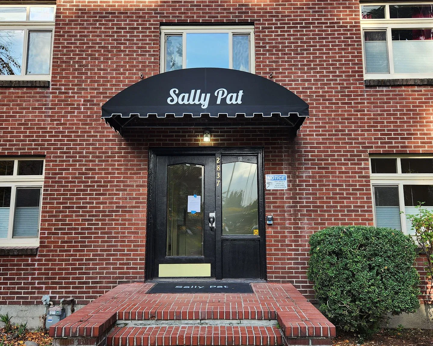 Sally Pat Apartments — Photo 3