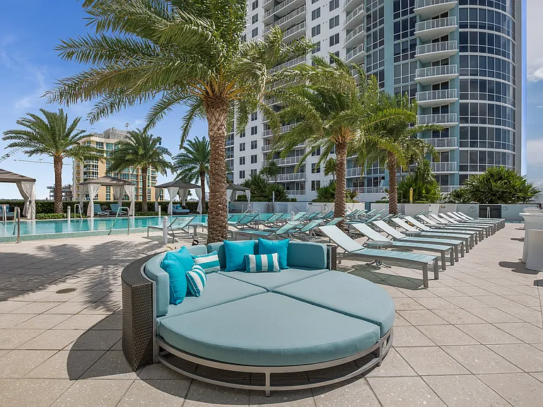 Located in beautiful Las Olas, Amaray fits right in with the thriving energy and captivating culture of Fort Lauderdale