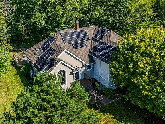 4th image of 20 Somerset Dr