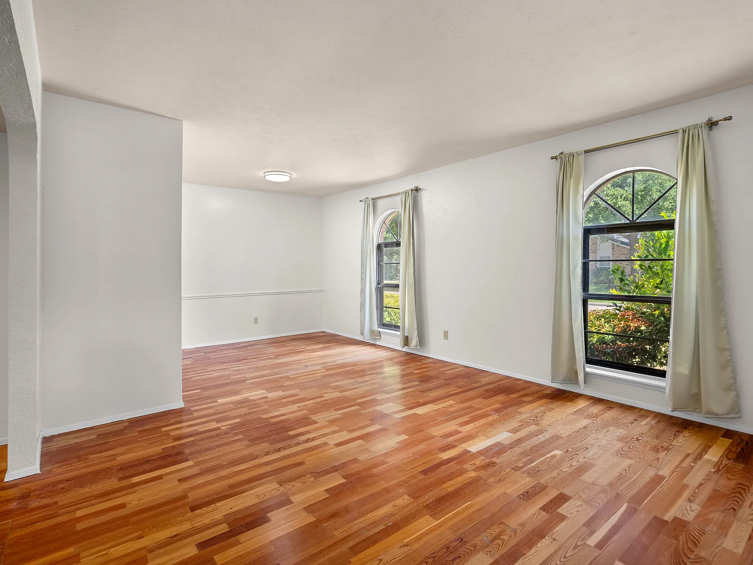 3 bed, 1695 sqft, $2,300 — Photo 2