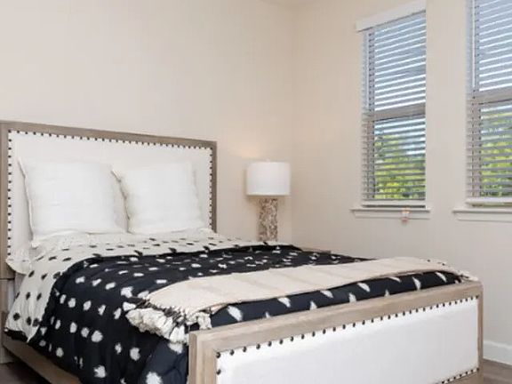 2nd image of 2606 E McKinney St #Majesticb3