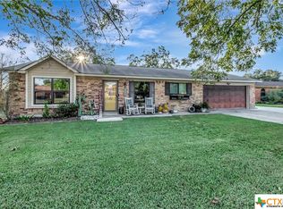 707 Duck Dr, Victoria, TX 77905