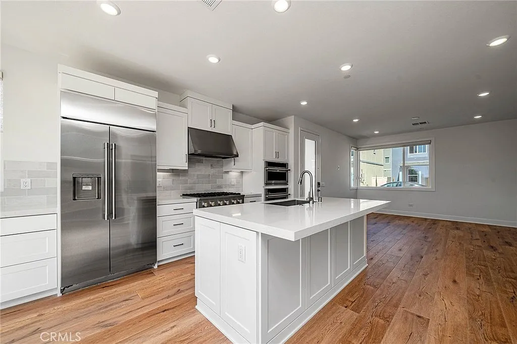 3 bed, 2.5 bath, 2011 sqft, $5,800 — Photo 3