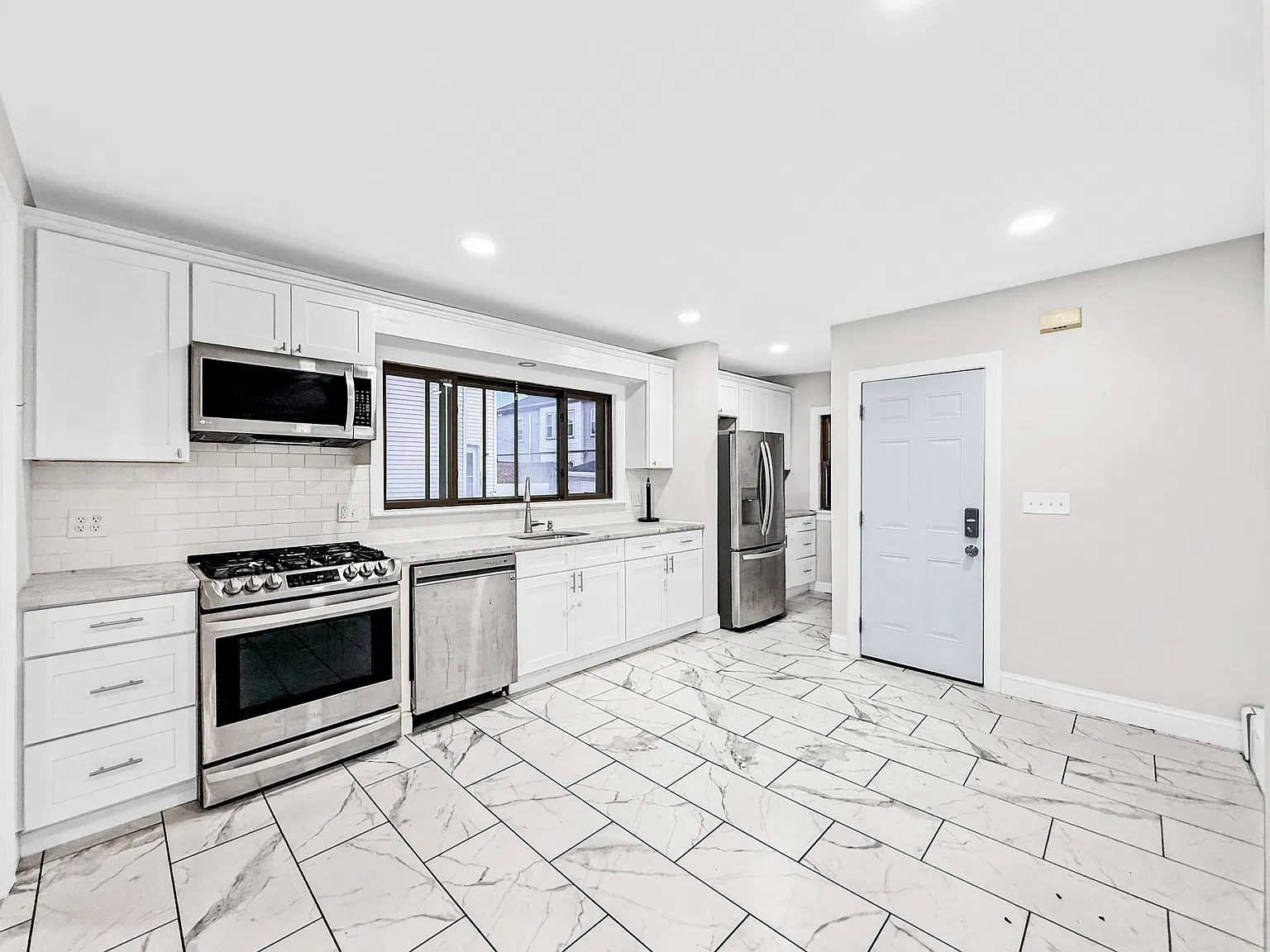 3 bed, 1000 sqft, $3,100 — Photo 1