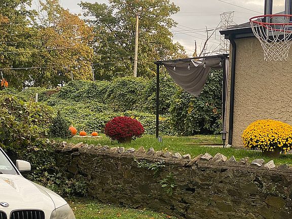 Walkway/ semiattached rental