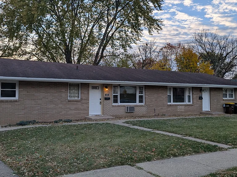 218 Flintridge Dr — Photo 1