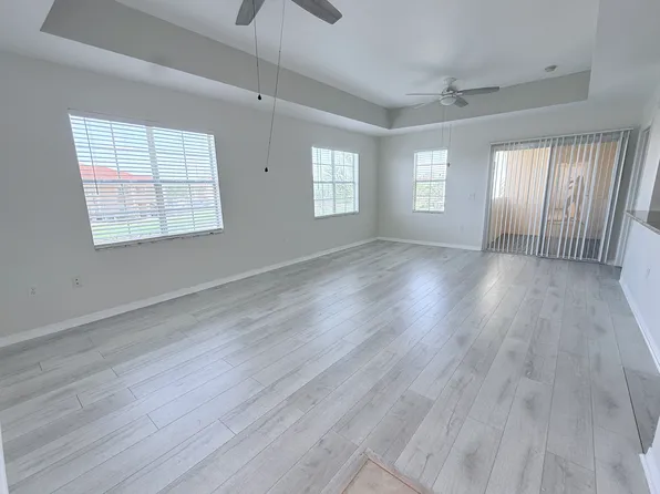 1025 Villagio Cir Unit 207, Sarasota, FL 34237