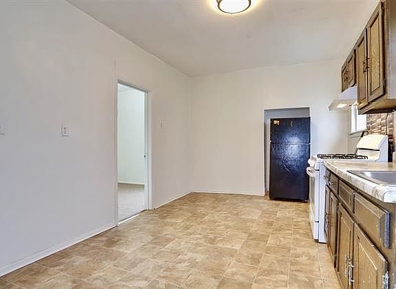 5th image of 48 Carlton Ave Floor 2